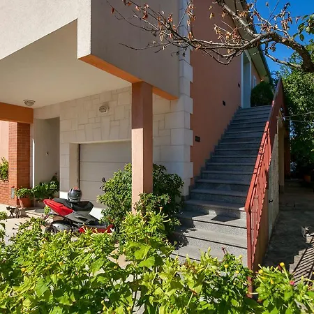 Apartments&rooms Dobrila *